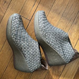 brand new bernie mev woven gold wedge - ‘sexy’ size 8 or 38